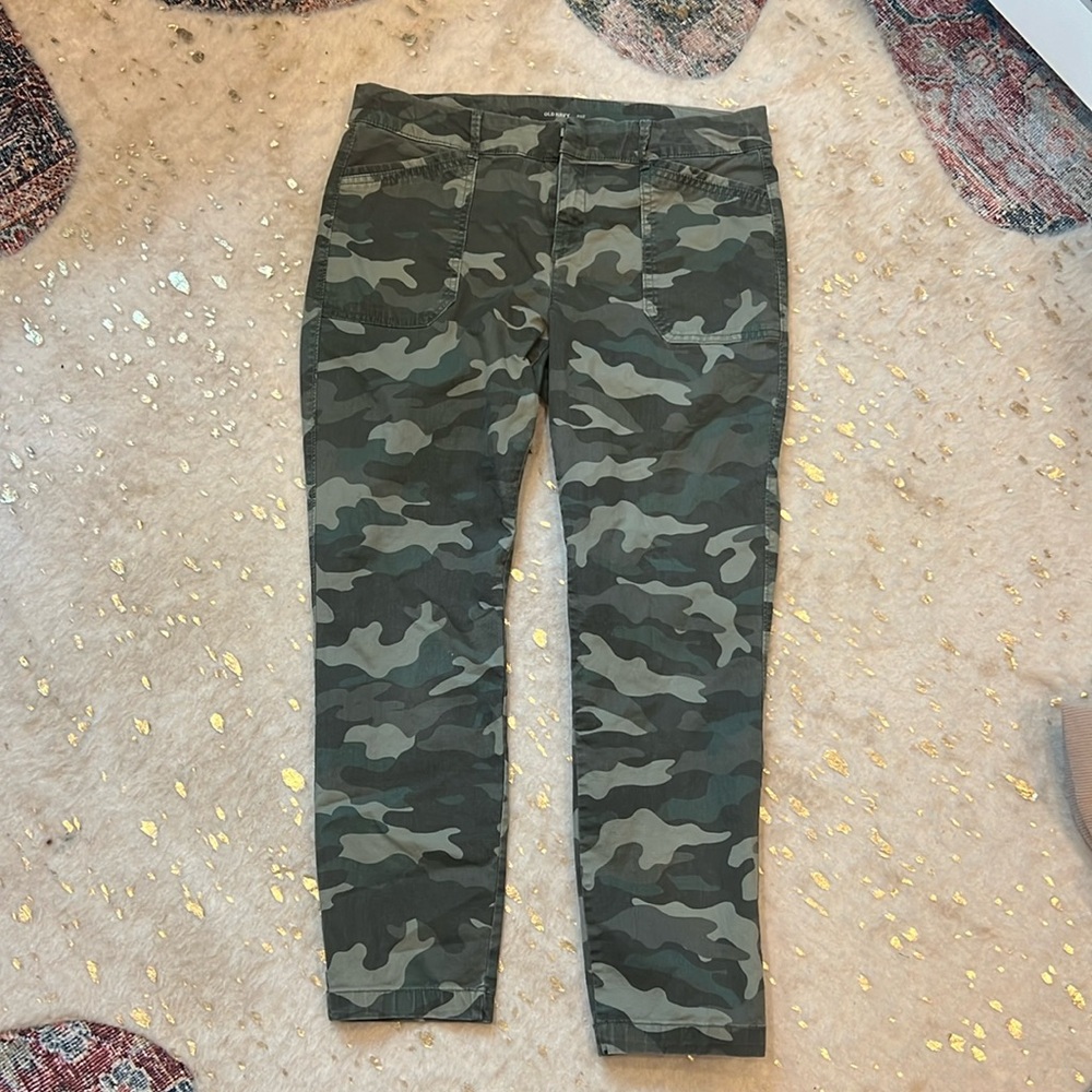 Old Navy Camouflage pixie pant